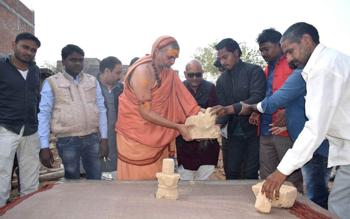 Shiva lingam thrown in dump in varanasi