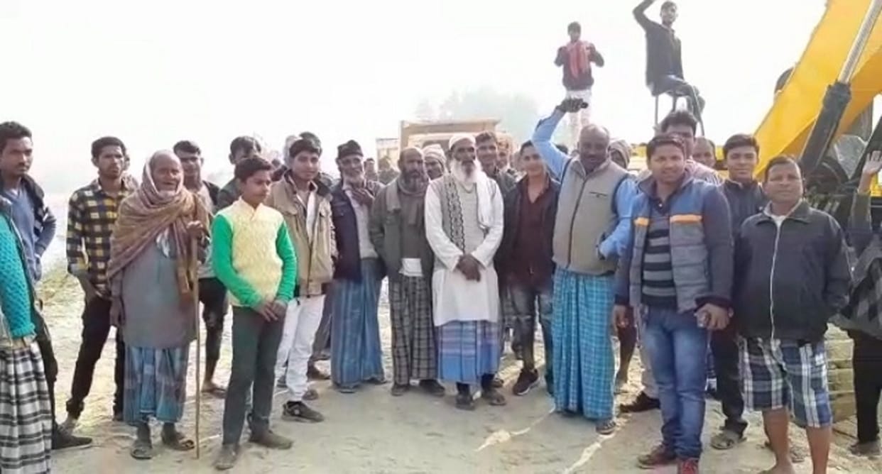 जबरन नहर की पटरी बनाने पर गुस्साए ग्रामीण