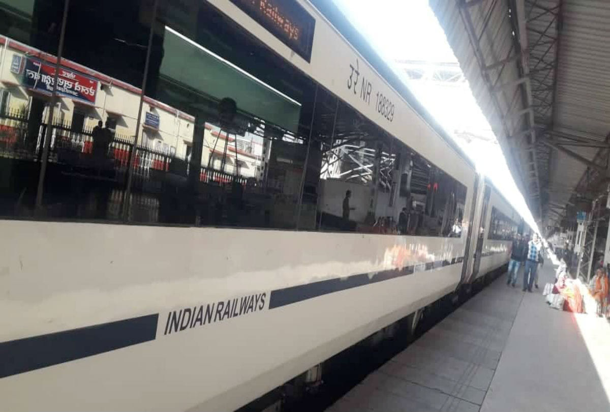 semi highspeed train 18 successful trial between delhi to agra