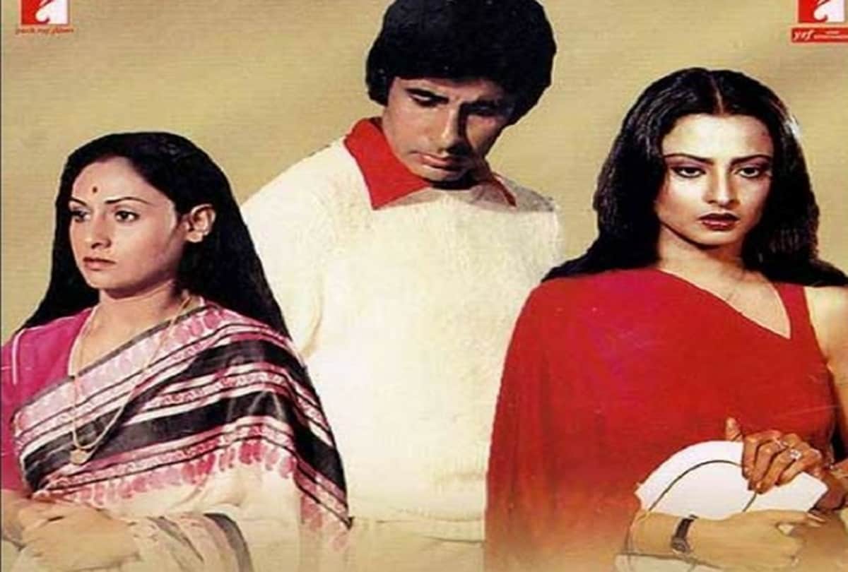 Rekha reaction on realising she is posing next to Amitabh Bachchan Poster