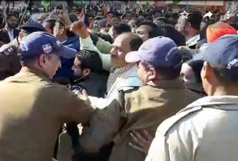 युवक को हिरासत में लेने पर भड़के लोग,  प्रदर्शन