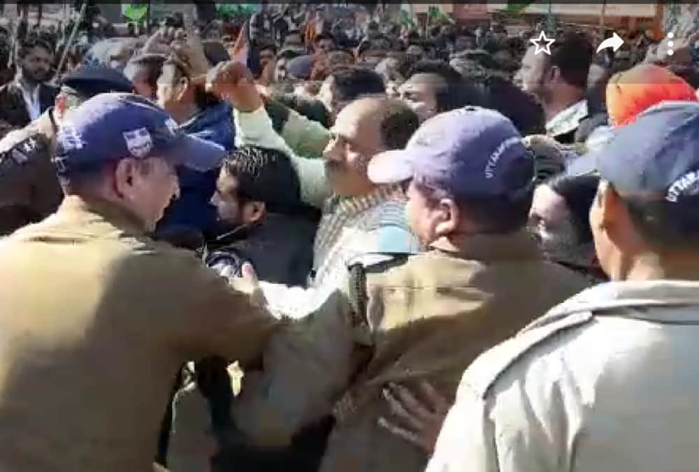 Congress leaders and workers protest and fight with police in dehradun