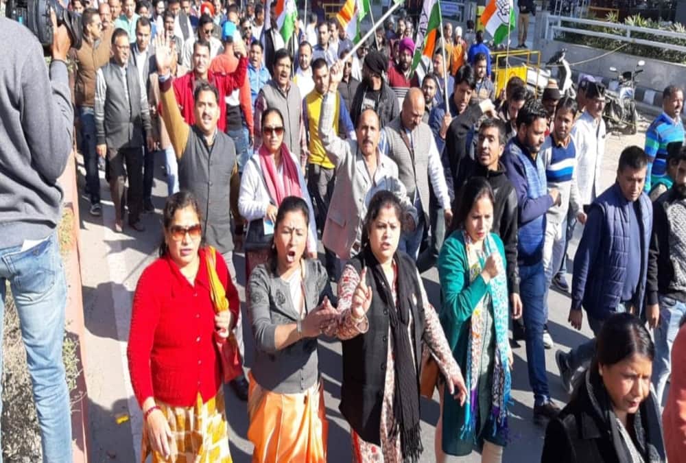 Congress leaders and workers protest and fight with police in dehradun