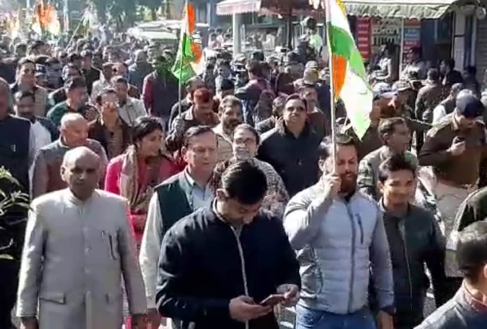 Congress leaders and workers protest and fight with police in dehradun