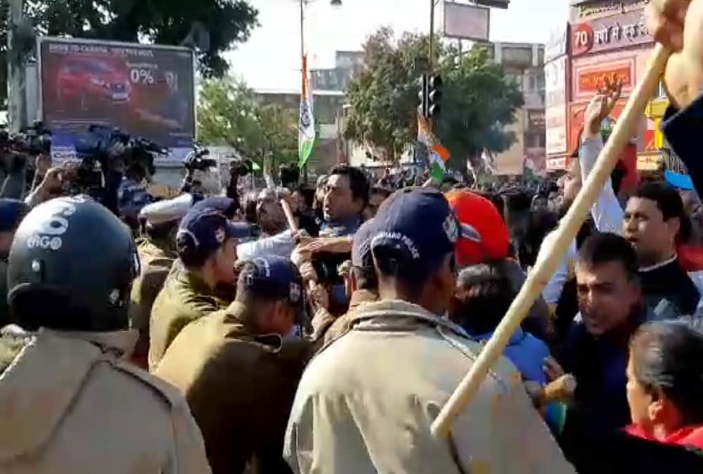 Congress leaders and workers protest and fight with police in dehradun