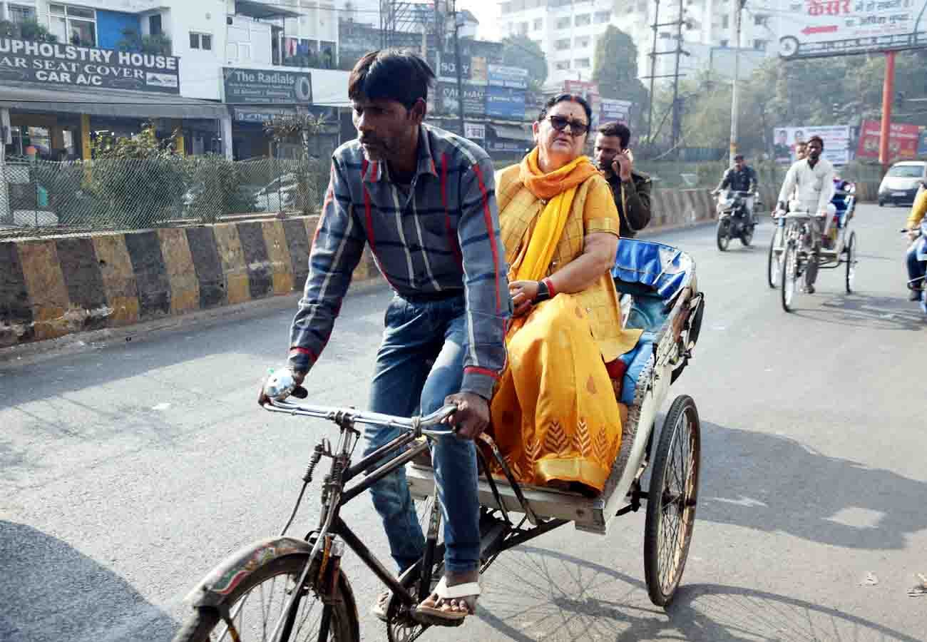 kanpur mayor compelled to travell by rickshaw
