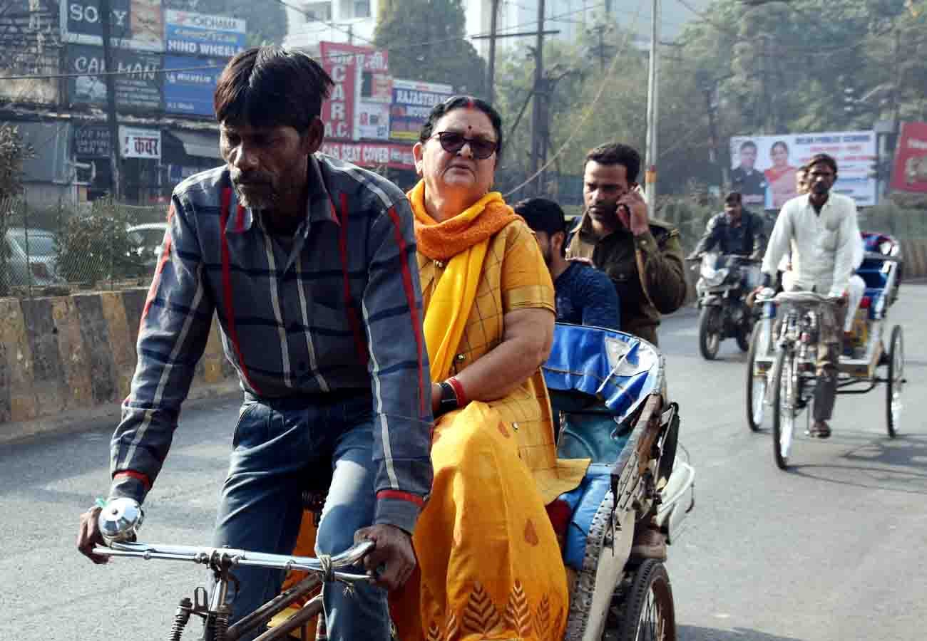 kanpur mayor compelled to travell by rickshaw