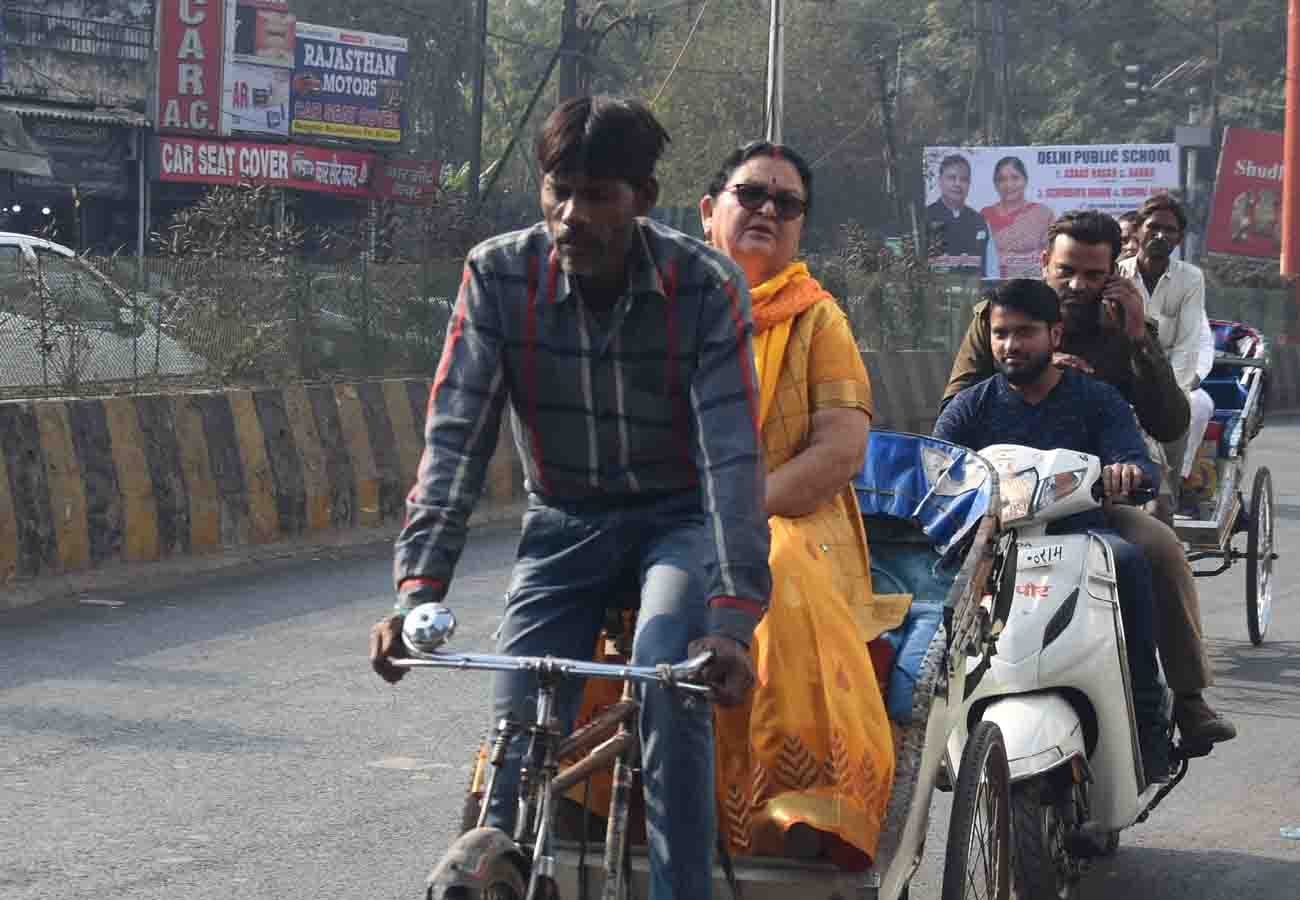 kanpur mayor compelled to travell by rickshaw