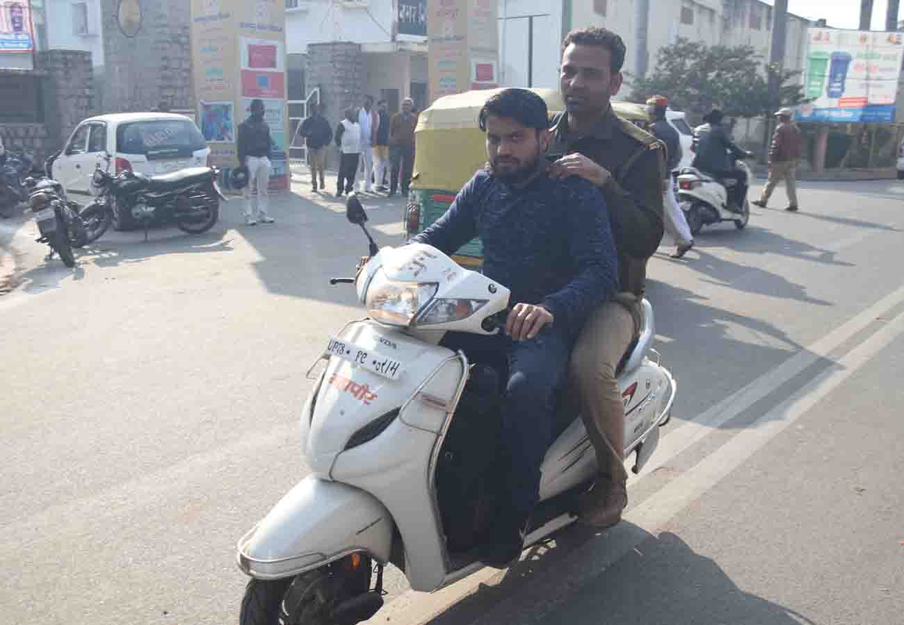 kanpur mayor compelled to travell by rickshaw