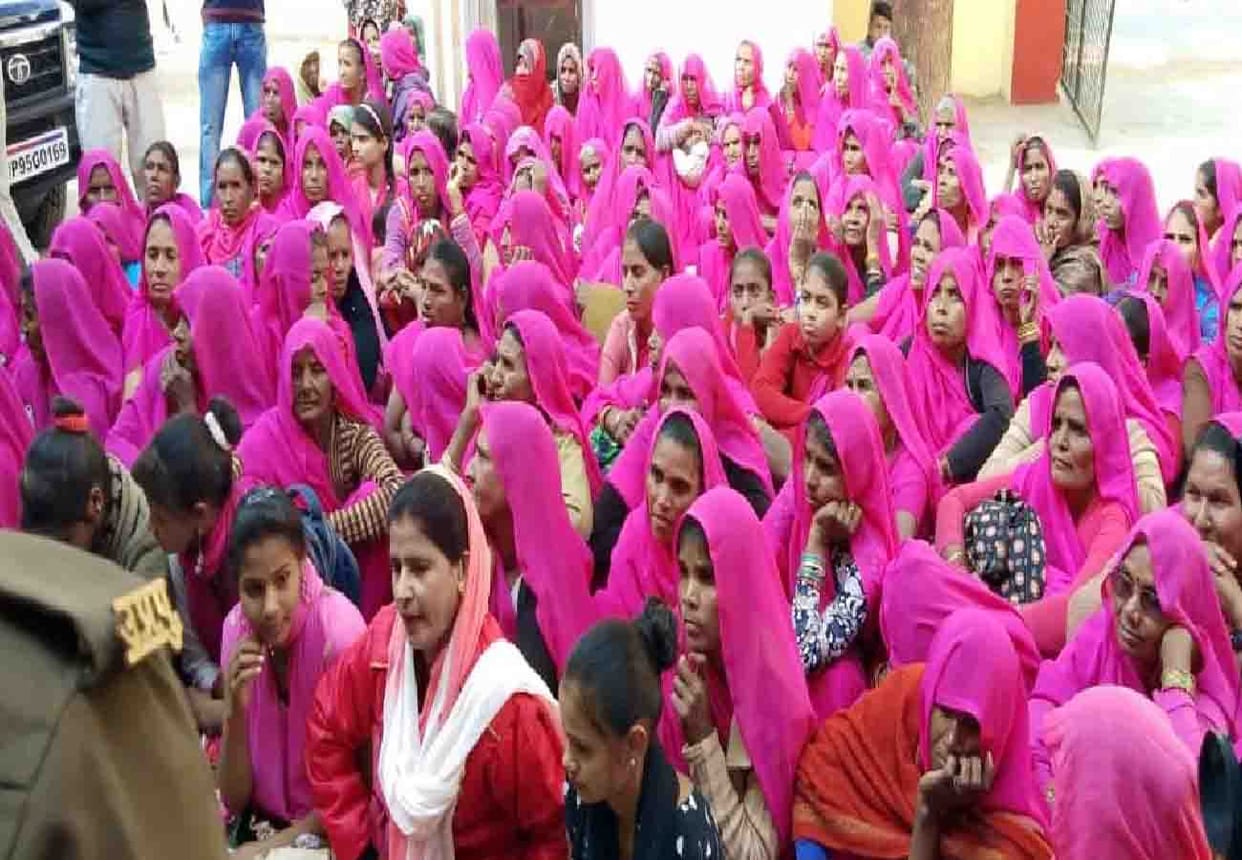 gulabi gang protest against rape accused sub inspector of police