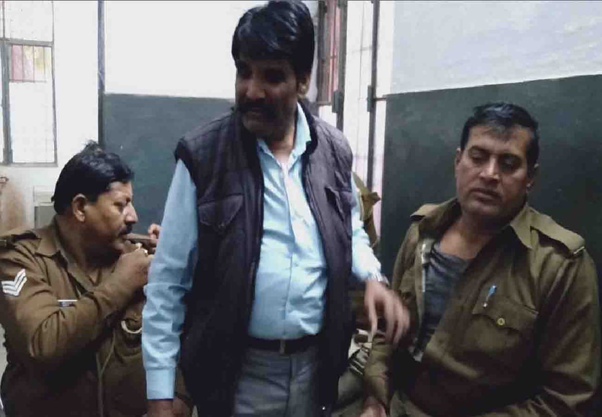 angry husband beat policemen