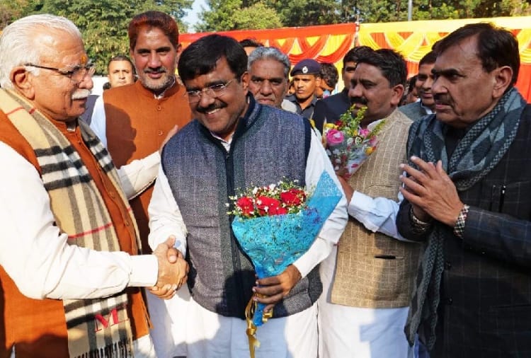 CM Manohar Lal meets five Mayor in chandigarh