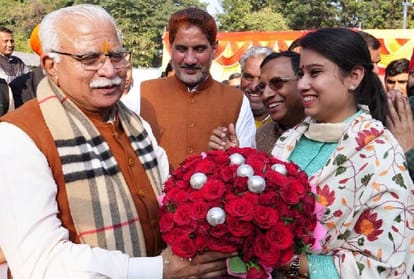CM Manohar Lal meets five Mayor in chandigarh