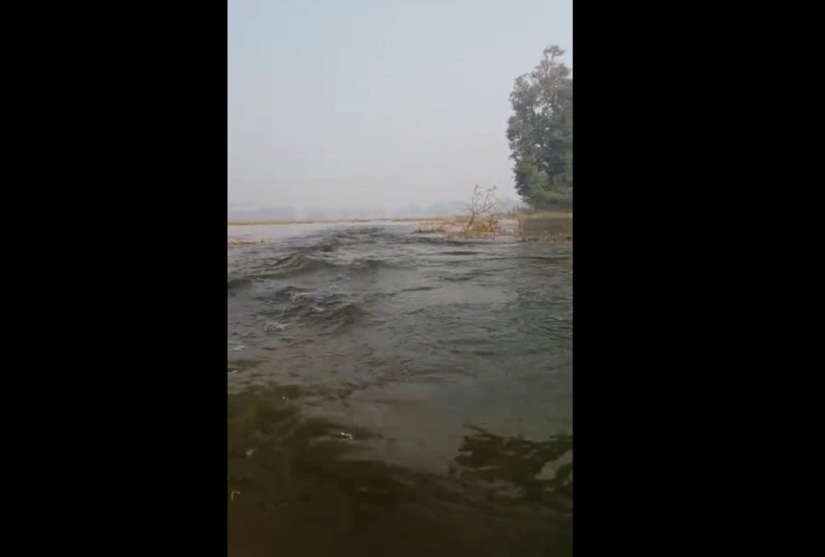 Two hundred acres wheat crop submerged in water due to Canal cutting at Gorakhpur