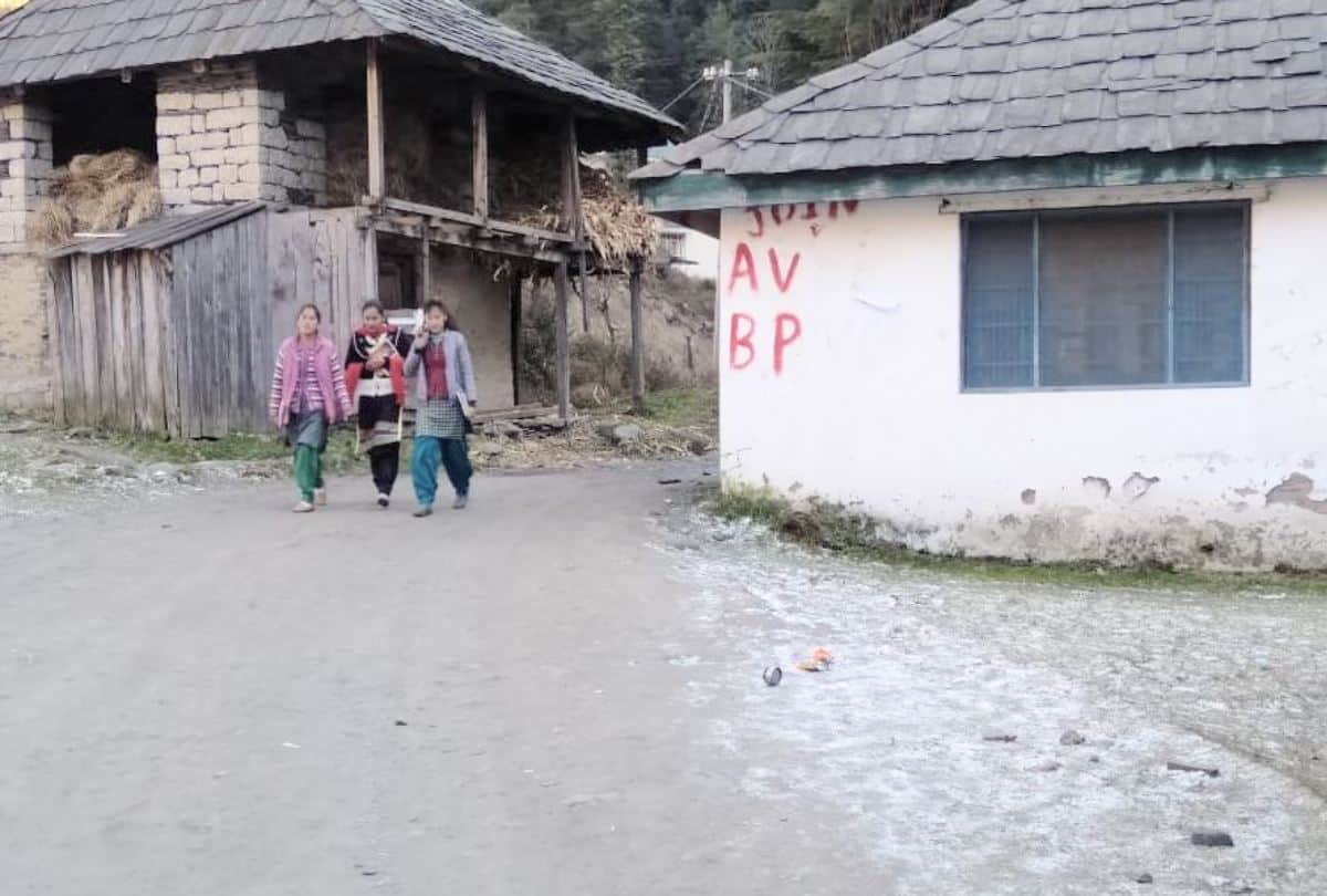 Student Classes in zero degree temperature in Lambathach Degree College Seraj Mandi Himachal Pradesh