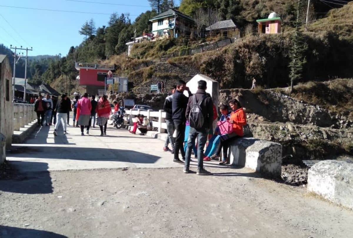 Student Classes in zero degree temperature in Lambathach Degree College Seraj Mandi Himachal Pradesh