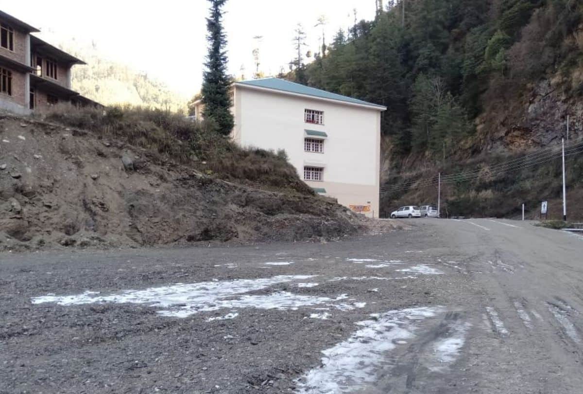 Student Classes in zero degree temperature in Lambathach Degree College Seraj Mandi Himachal Pradesh