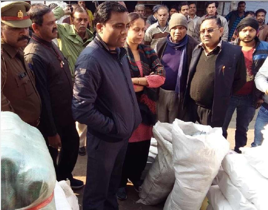 एसडीएम सदर ने टीम संग शहर में की छापेमारी, 50 किग्रा पॉलिथीन बरामद