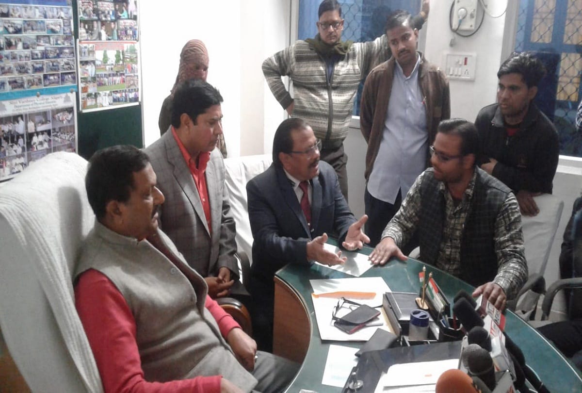 Hindu Jagran Manch activists protested and demand for removal of student in sv collage