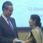 चीनी विदेश मंत्री वांग यी व भारतीय विदेश मंत्री सुषमा स्वराज