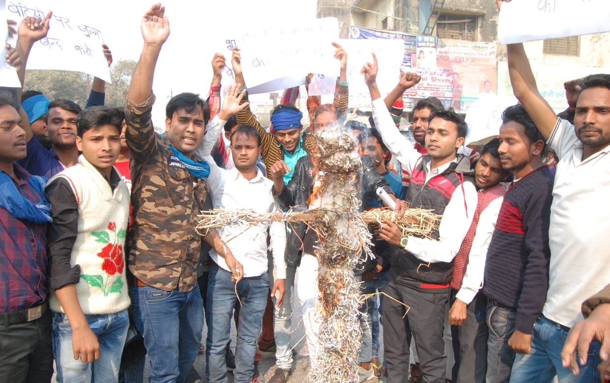 आगरा कांड के विरोध में फूंका सीएम का पुतला