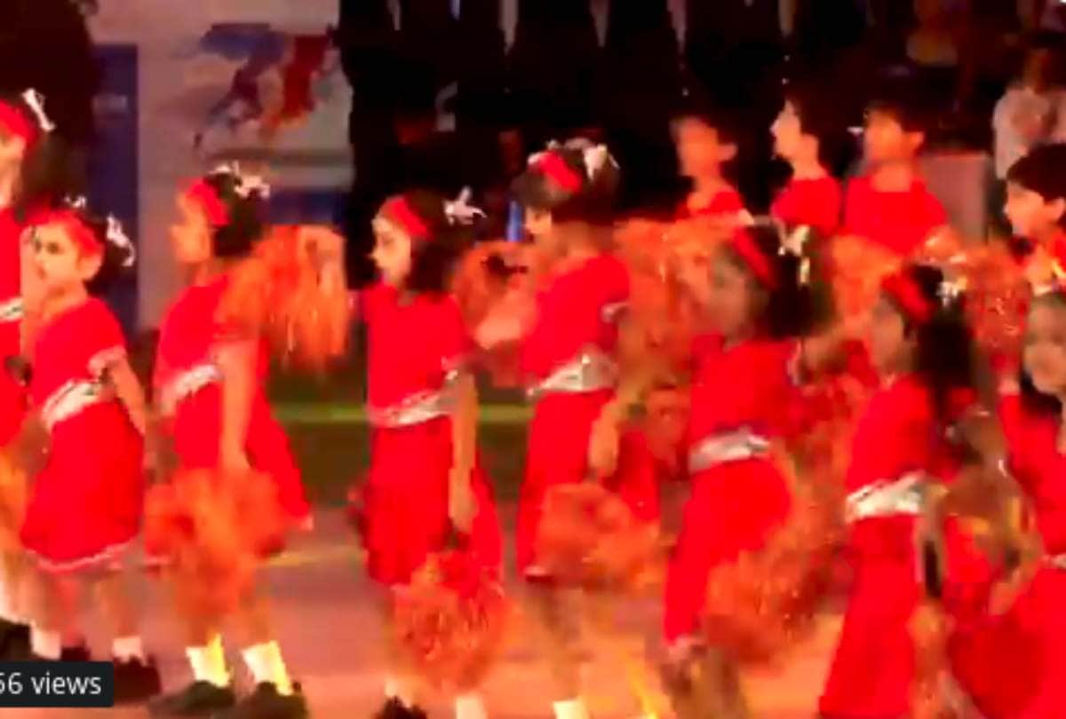 aishwarya rai and abhishek bachchan cheer his daughter aaradhya at her annual function