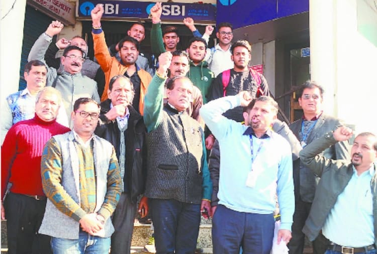 मांगों को लेकर भड़के बैंक कर्मचारी