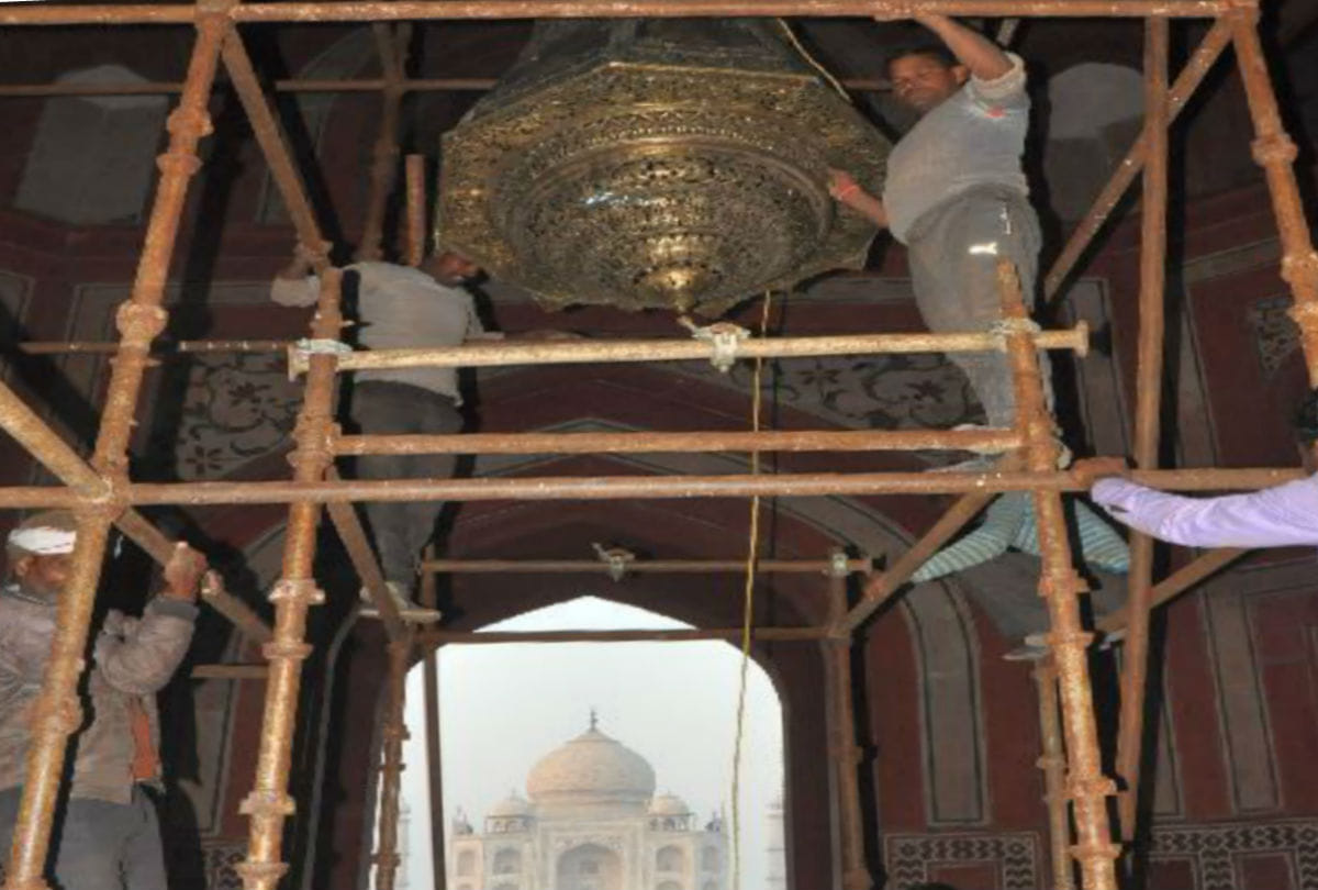 lord curzon gifted historical lamp set up on royal gate of taj mahal