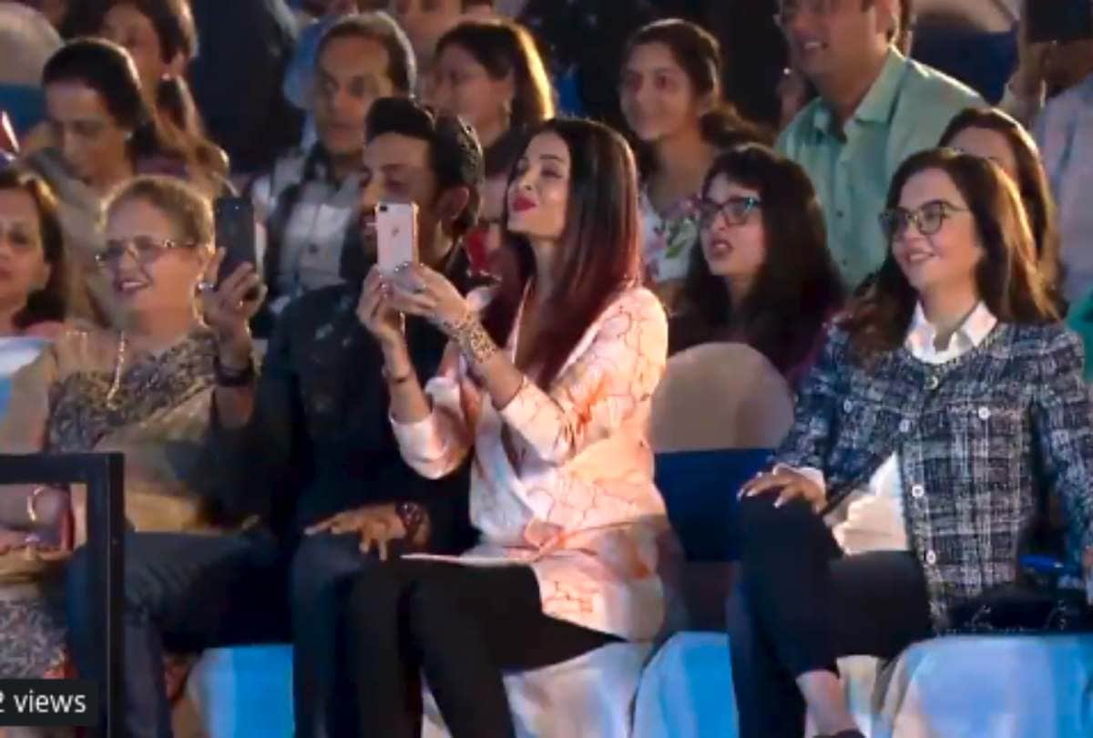 aishwarya rai and abhishek bachchan cheer his daughter aaradhya at her annual function