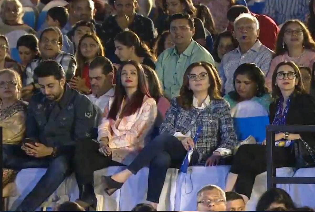 aishwarya rai and abhishek bachchan cheer his daughter aaradhya at her annual function