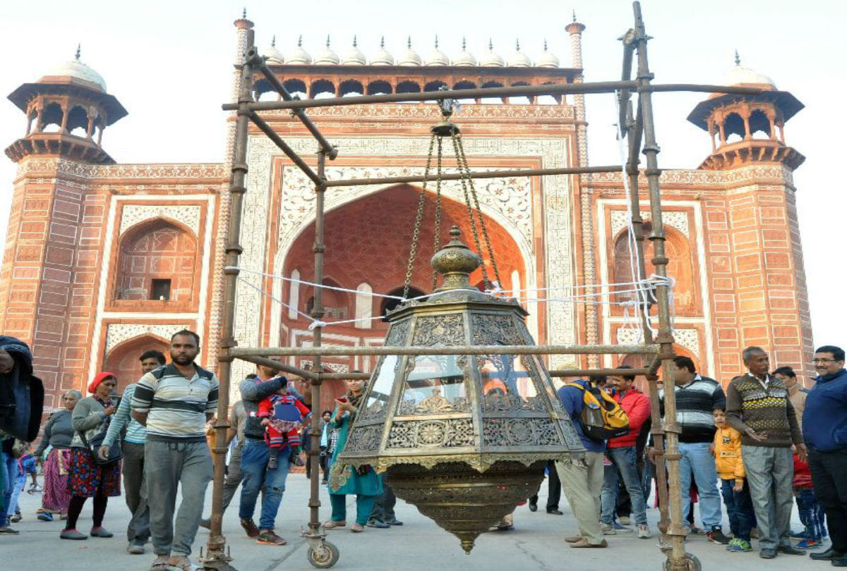 lord curzon gifted historical lamp set up on royal gate of taj mahal