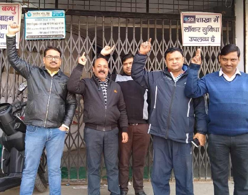 बैंकों में लटका ताला, अब क्रिसमस में भी एटीएम के भरोसे रहेंगे लोग
