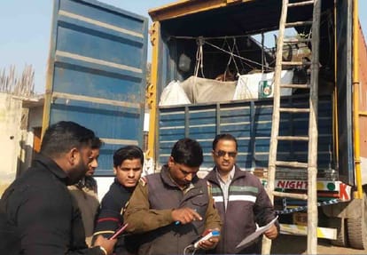 police caught truck full of cattle in unnao