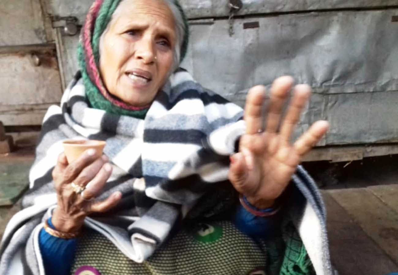 आपबीती बताती वृद्धा