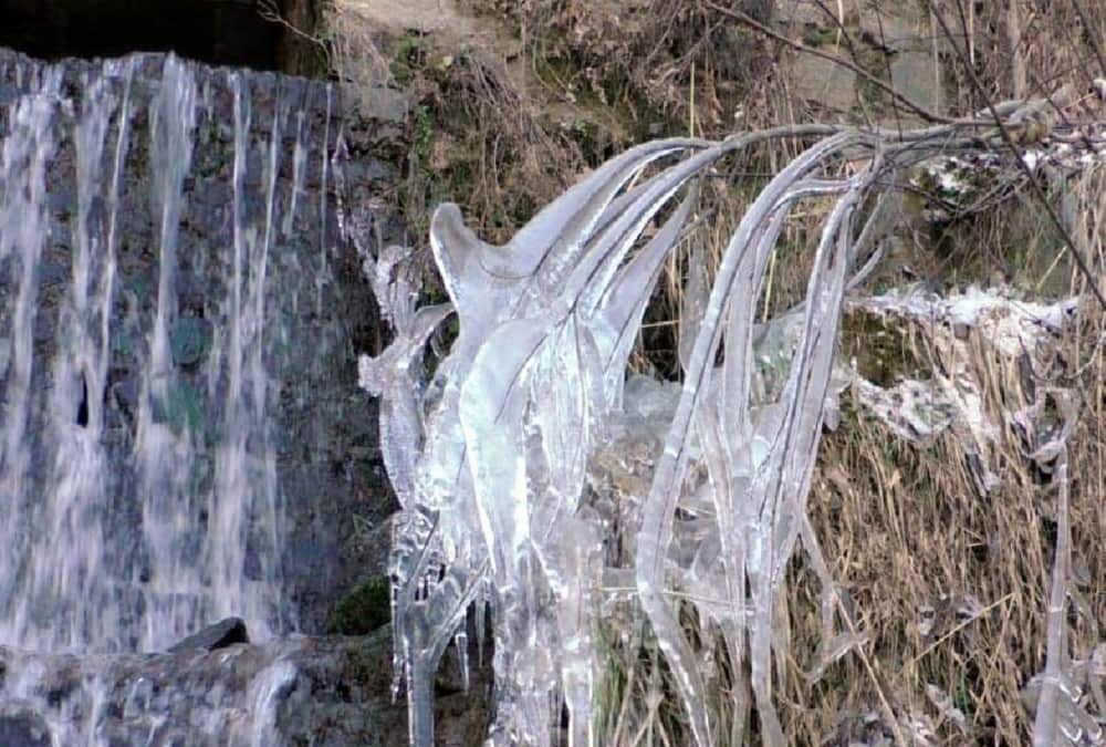 Bitter Cold weather freeze waterfall and river in uttarakhand photo 