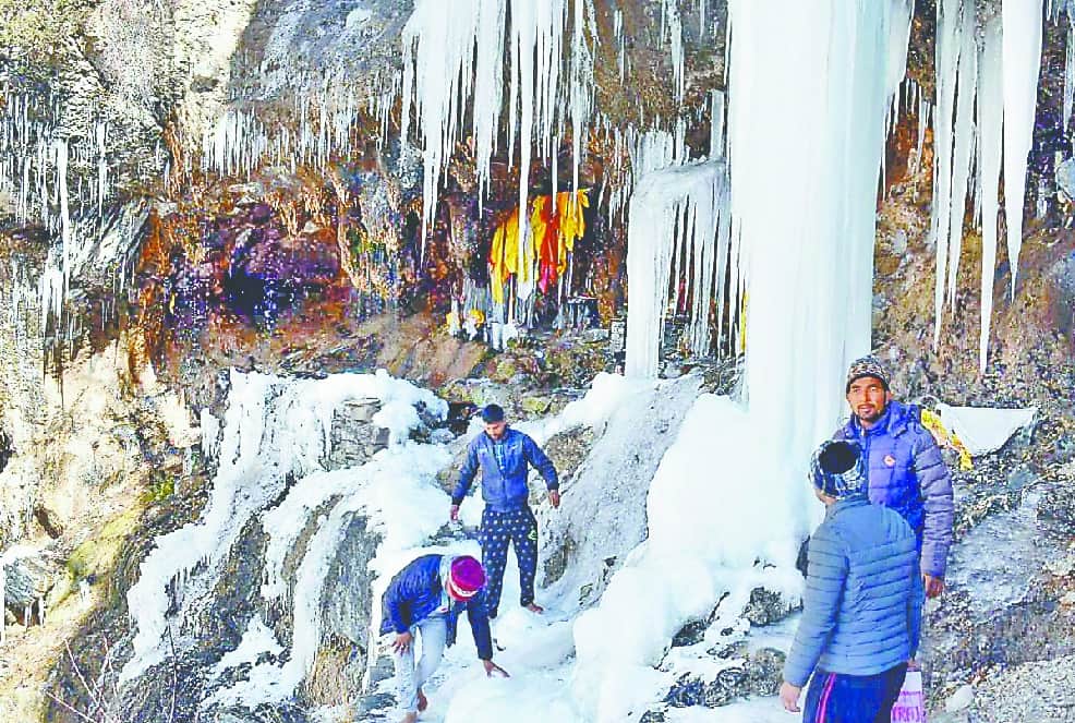 Bitter Cold weather freeze waterfall and river in uttarakhand photo 