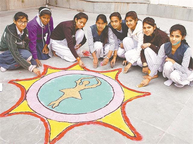 Girls show talent in Rangoli