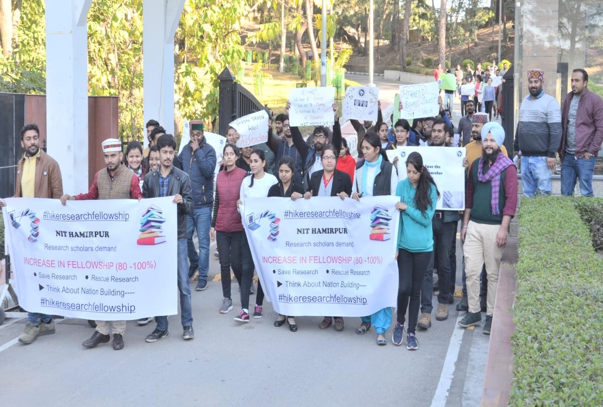 student protest against scholarship amount increment issue at hamirpur himachal