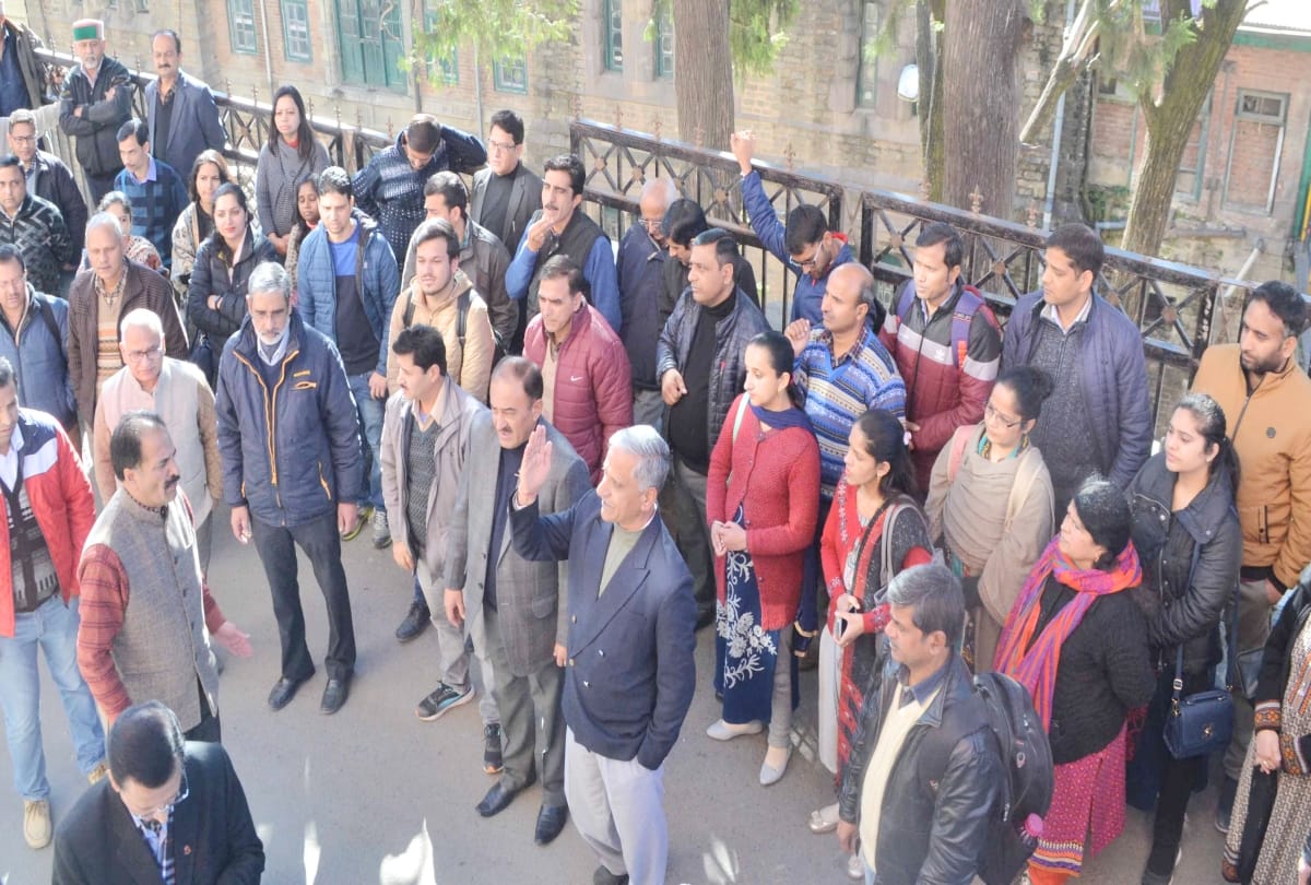 transaction and other works remained suspended due to bank employees Strike in himachal