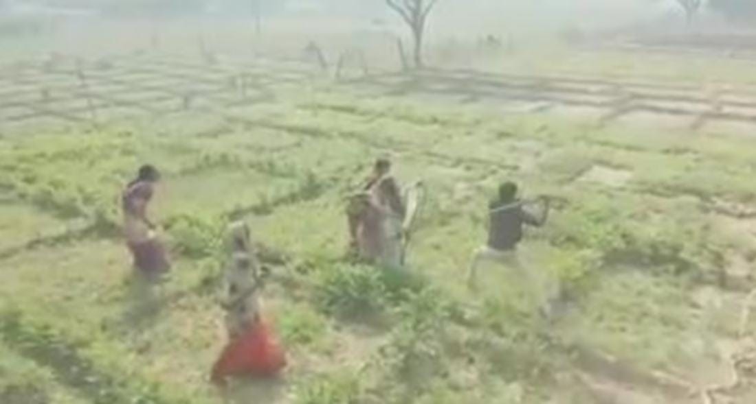 Samajwadi party leader beat woman and video viral