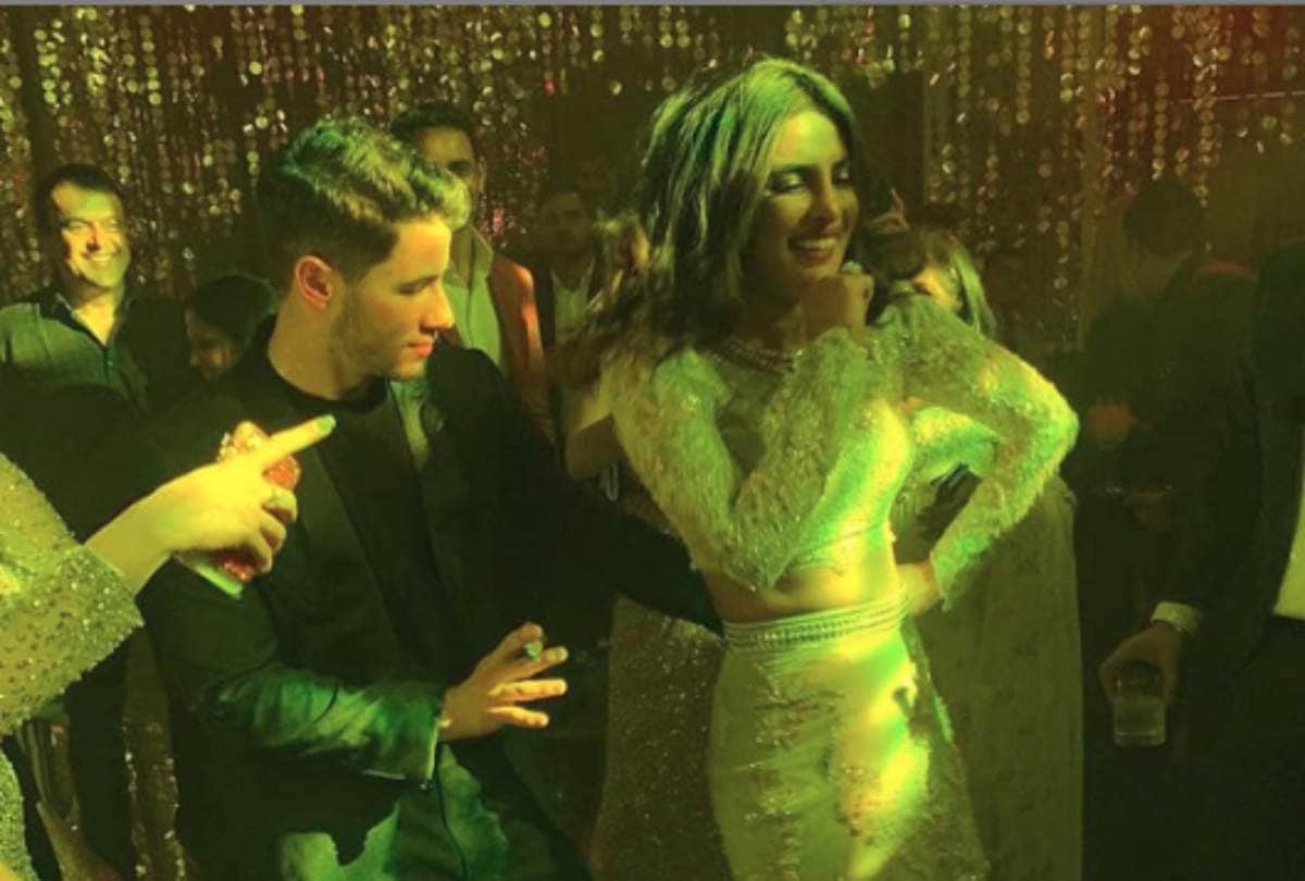 nick jonas dance with his mother in law madhu chopra at mumbai reception