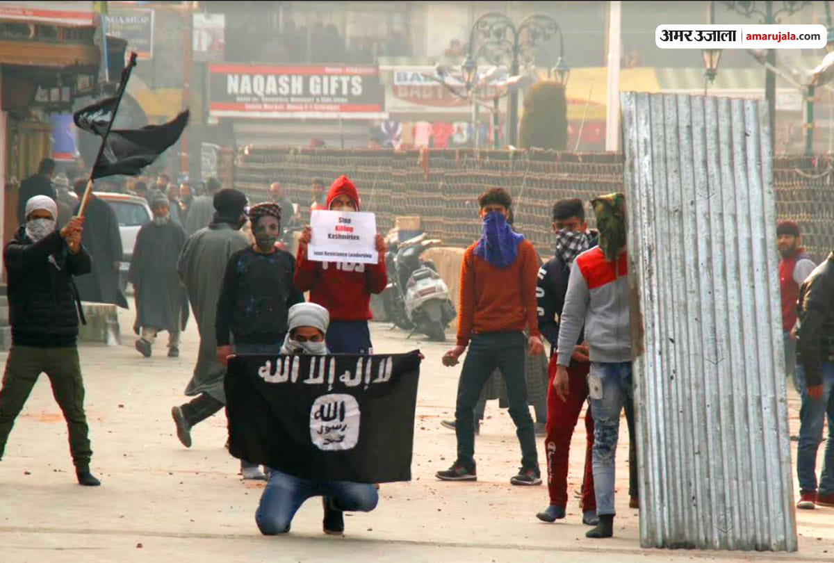 stone pelters showed isis flag after friday prayers in srinagar, curfew in several areas of kashmir