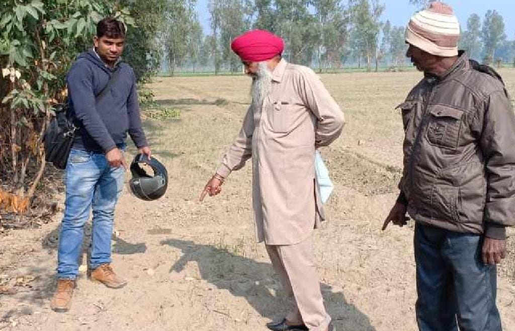 बाघ के पगचिन्ह देख पूर्व प्रधान ने लगाई दौड़, दहशत