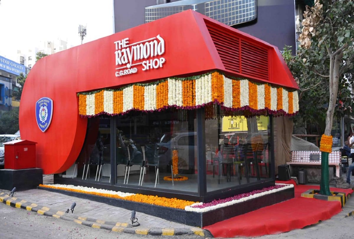 Gujarat: People reaching traffic police chowki for shopping raymond advertisement mistake
