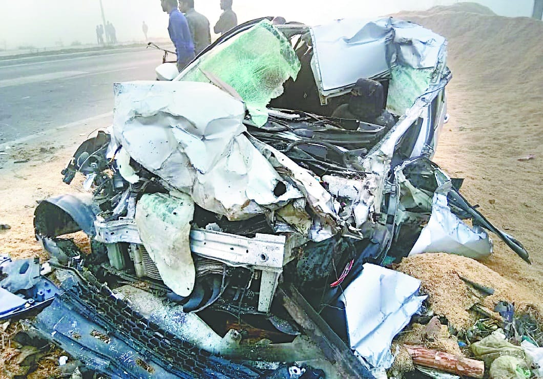 Three trucks and cars collided in the fog, four died