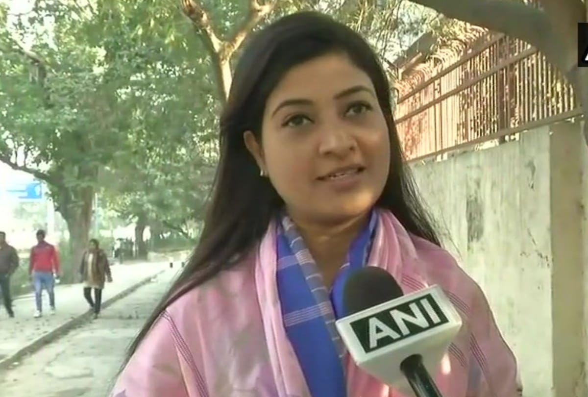 crisis in aap party demands alka lamba resignation congress comes in her support all updates