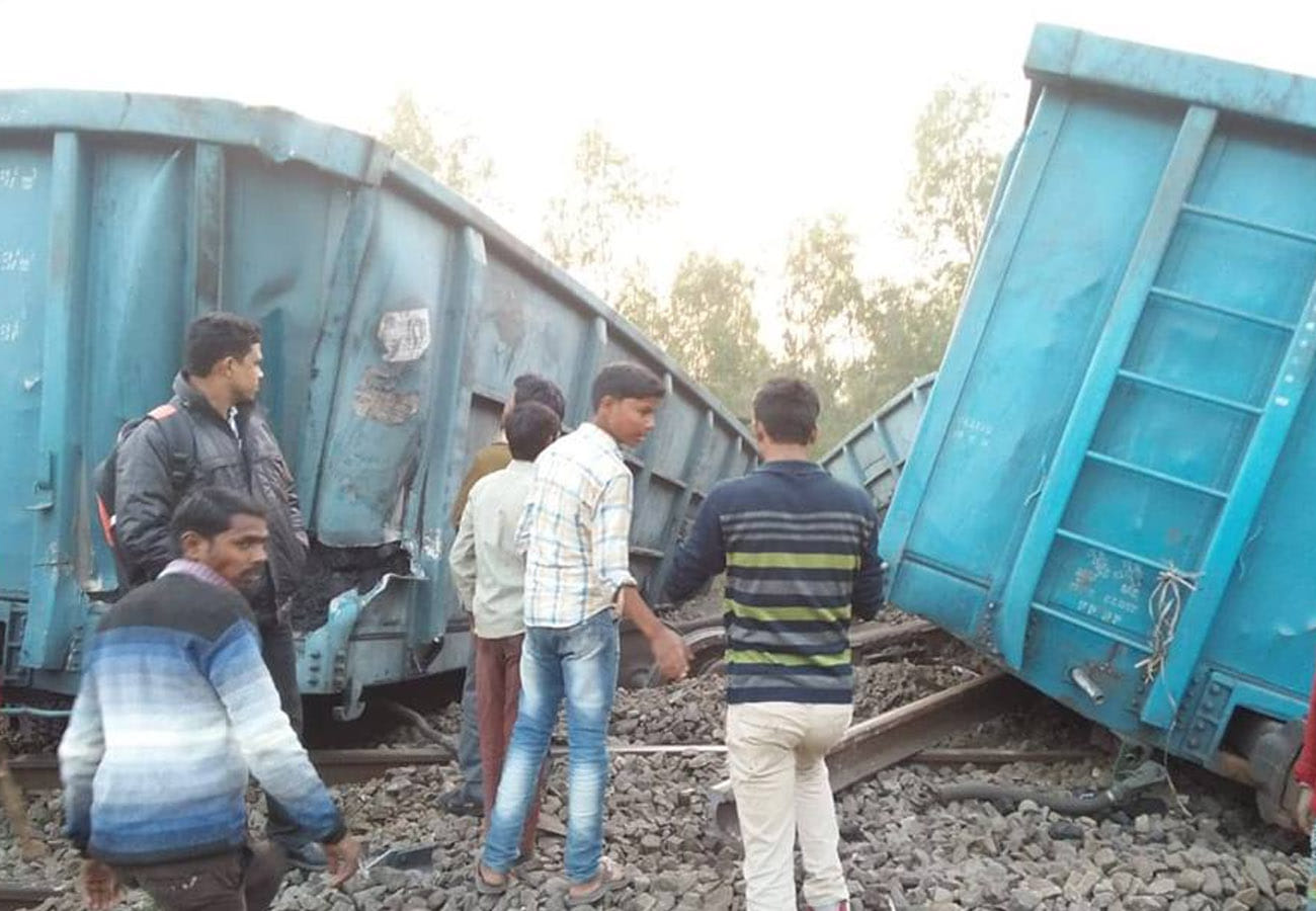 Fifty coaches derail in Hardoi