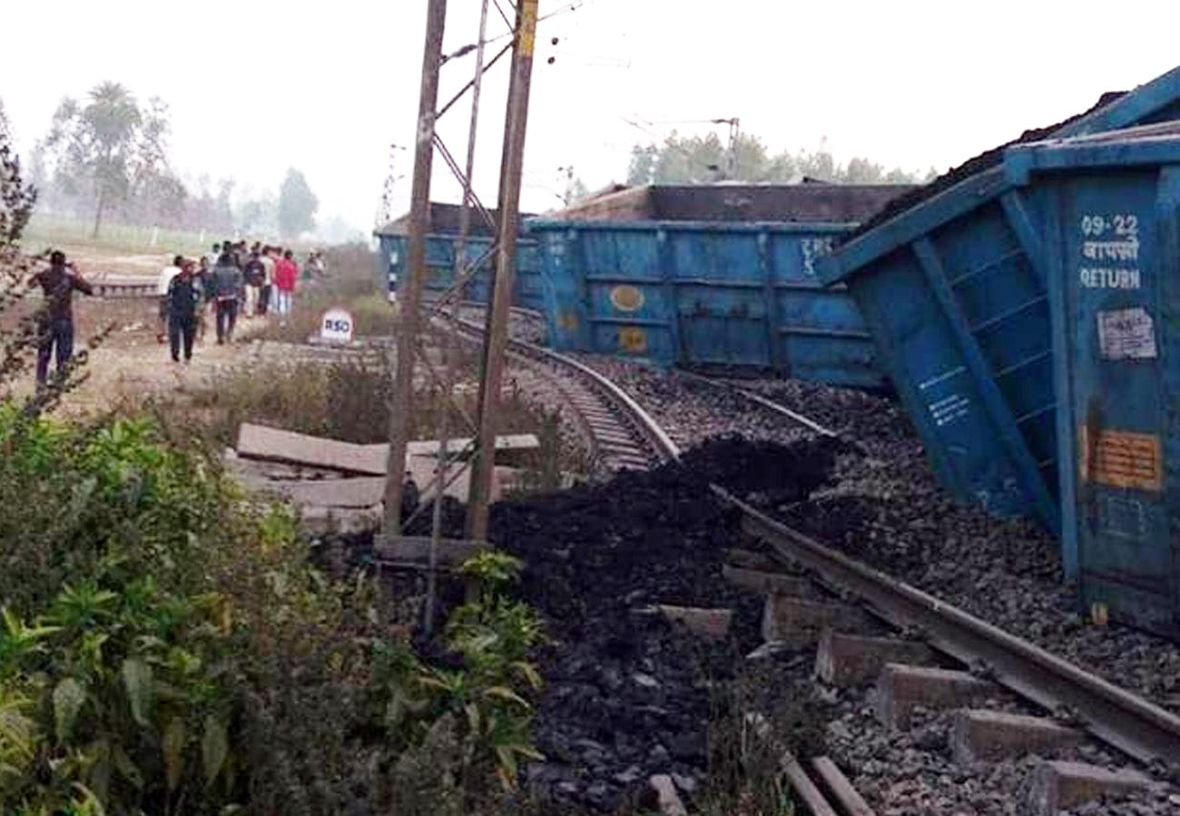Fifty coaches derail in Hardoi