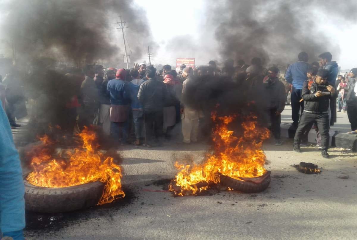 Stone pelting by Local businessman on JDA team during Encroachment opration at Jammu