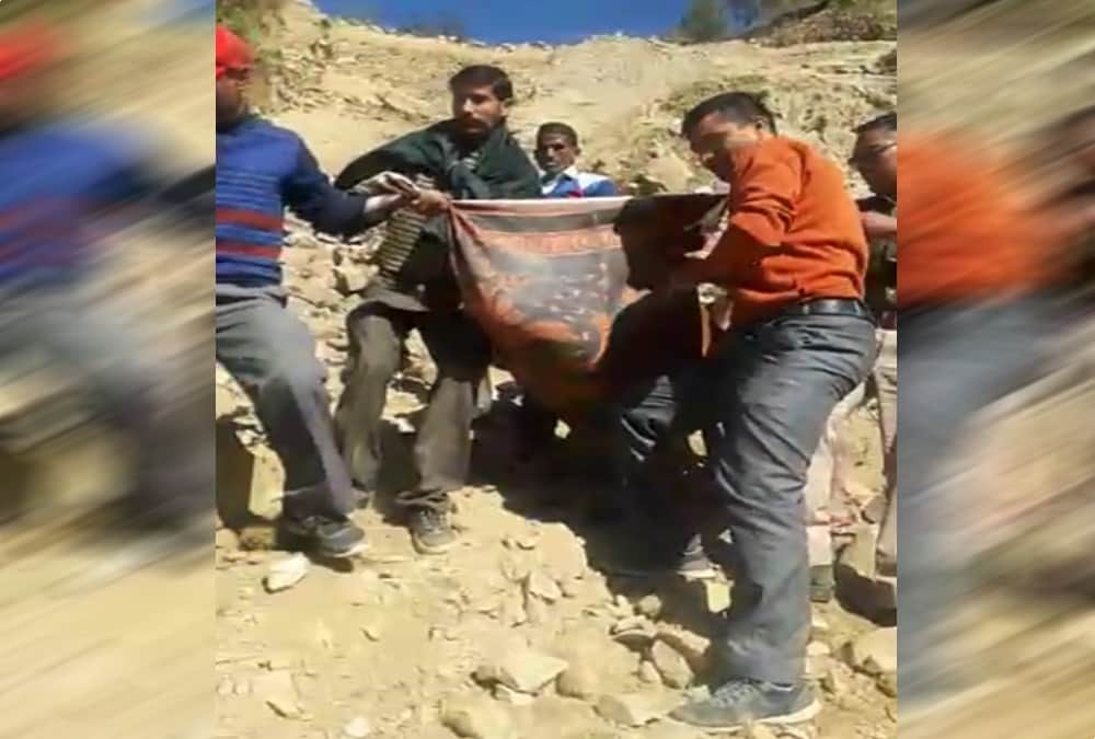 Scary photos of  Rock collapse on rudraprayag highway 7 labour Buried